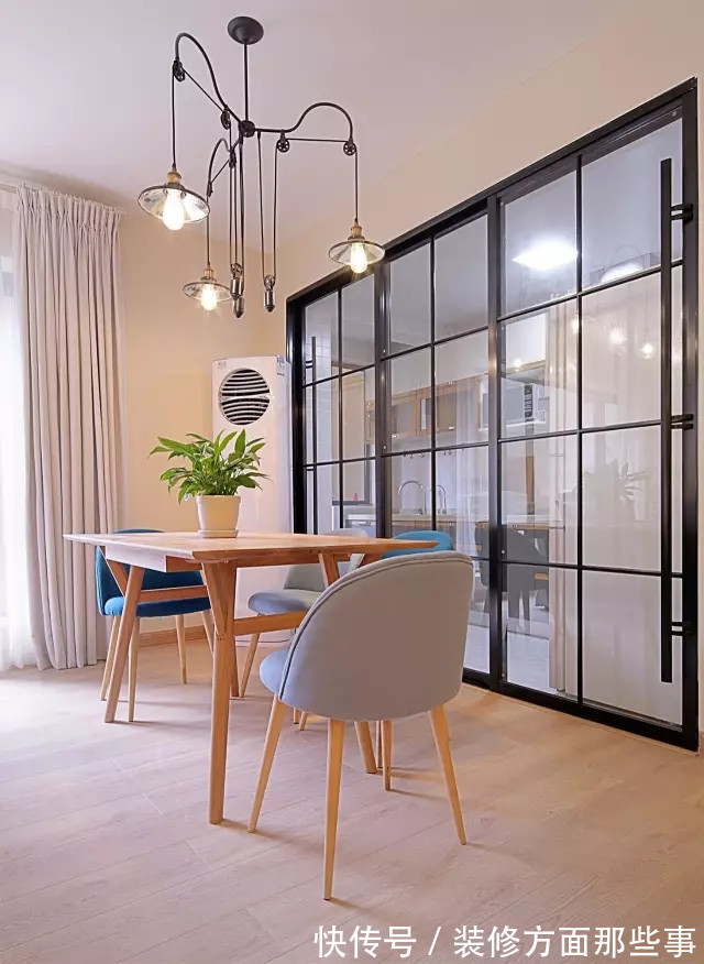 二居室|85平北欧风二居室,轨道灯、落地窗让客厅透亮显得十分舒适