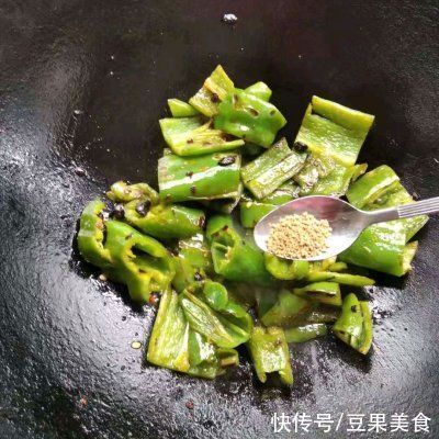 色拉油|就让这道好吃不上火的素炒青椒，温暖你这个冬天吧