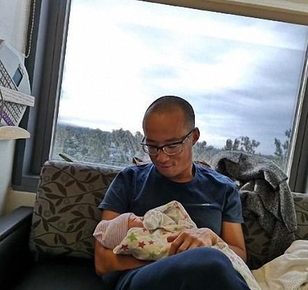 六个月|婴儿1个月,3个月,6个月应该怎么抱?父母应该了解