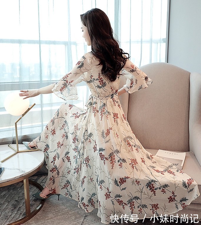 连衣裙|夏季减龄碎花大裙摆的连衣裙,美得无与伦比
