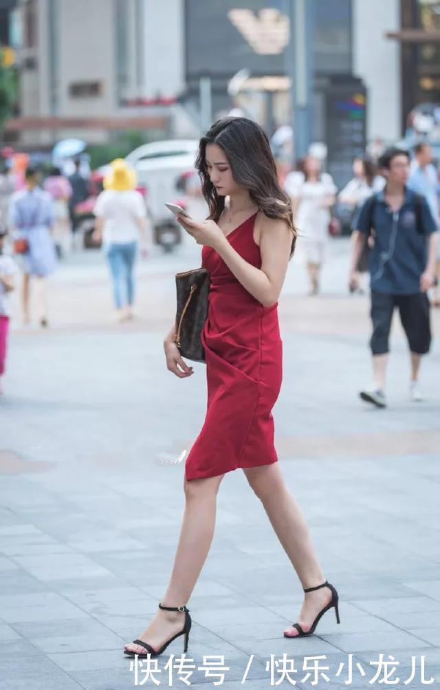 身材|街拍一双黑色的尖头高跟鞋,让她微胖的身材也看上去更加的显高又显瘦