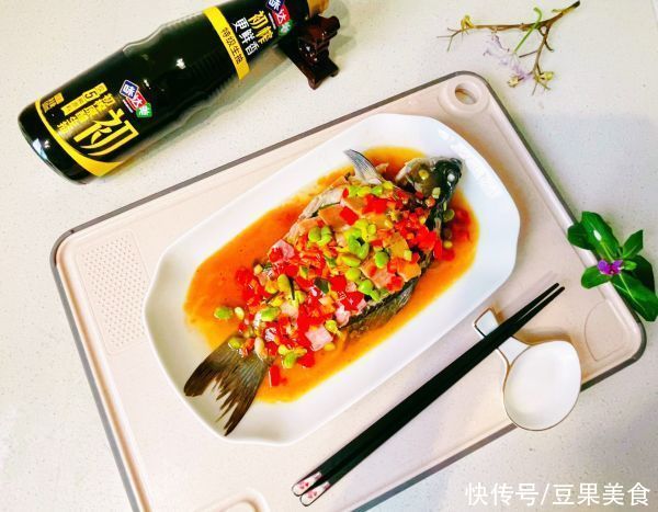 夏日|两块钱搞定一道家常美食#夏日开胃餐#清蒸鲫鱼鲜红汁