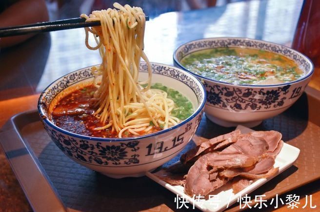 母乳喂养|母乳喂养的尴尬时刻:宝宝在公共场合饿得直哭,宝妈到底喂不喂?