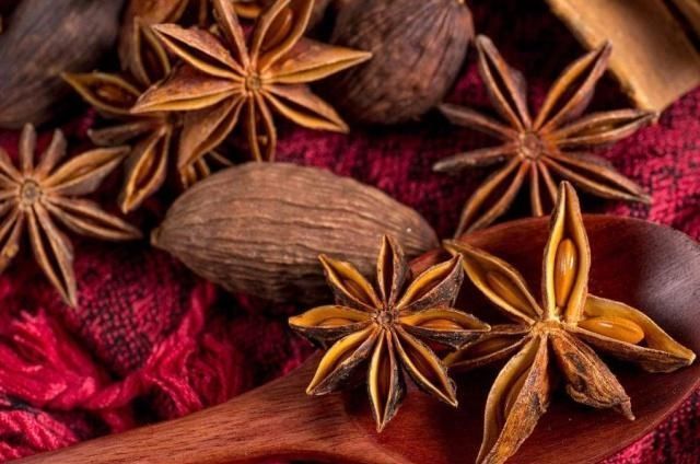 调味|炖骨头汤时,尽量别放这种料,不然毁了整锅汤,肉柴汤还难喝