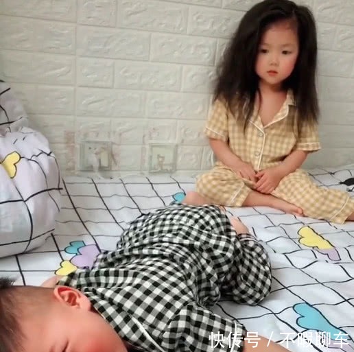 两个娃|“超霸道姐姐”欺负弟弟火了,最后魔性的笑声示意打弟弟要趁早