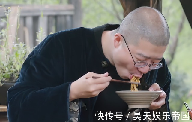 张艺兴|黄磊的“葱油拌面”能申请吉尼斯看到张艺兴的剩饭，瞬间明白了