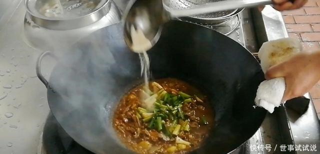 大厨将羊肉加这个一起烧,简单易学,香辣开胃,好吃停不住嘴!