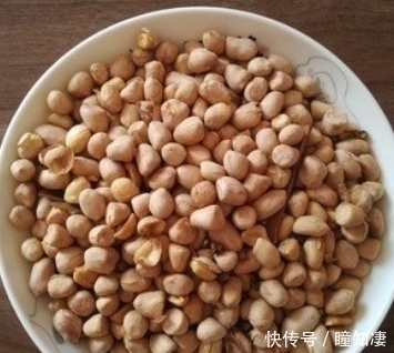 花生米不要炒了，盐水泡一泡，比炒的好吃，又酥又香，好吃过瘾