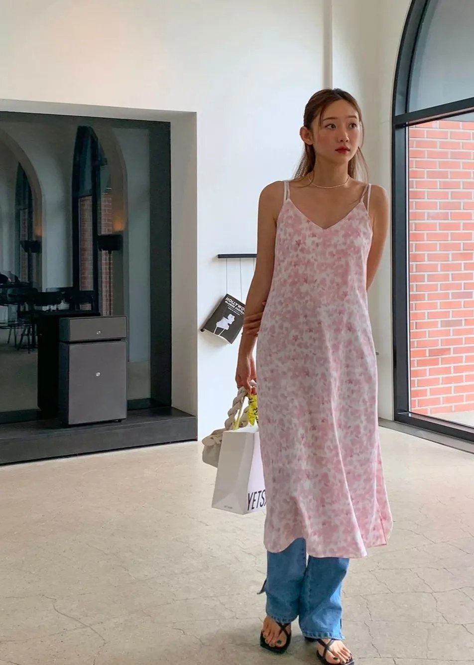 蕾丝|黑白灰穿腻了？今夏这6组彩色穿搭超显白，回头率100%