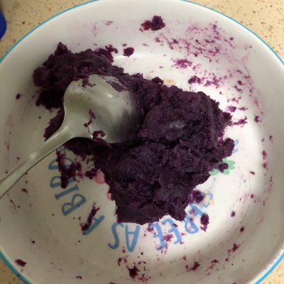 这么好吃的冰皮月饼。紫薯馅做法，现在知道还不晚！