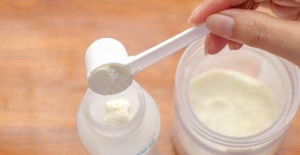 母乳喂养|你冲奶粉时，是先放水还是先放奶粉宝妈别把顺序弄错了！