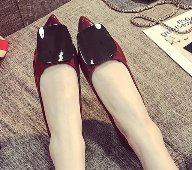 一字扣 鞋子还是尖头高跟鞋穿起更有女王气质,完美的修饰脚形显脚白