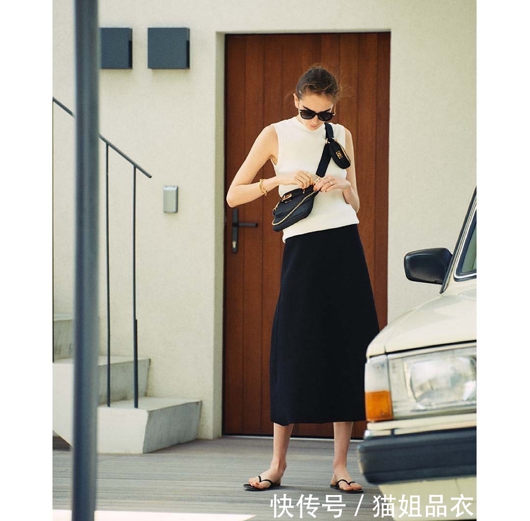 越简单越挑人,参考她的“随性极简风”搭配,全程穿凉鞋,美极了