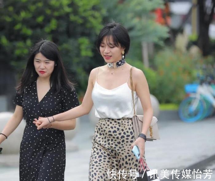 蕾丝|白冰丝吊带搭配豹纹长裙，脖子上独特的“项圈”，霸气御姐惹不起