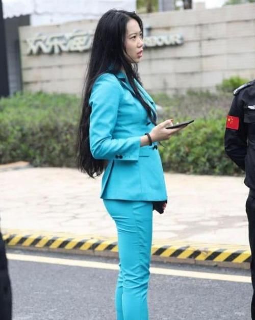 御姐范|身材高挑的美女，一件墨绿色连衣裙外搭长款外套，御姐范十足