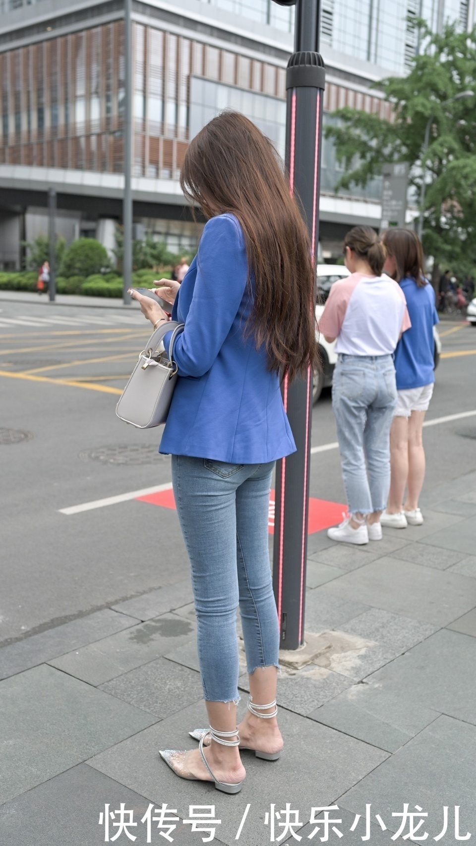 穿西装外套的女生,搭牛仔裤藏肉显身材,增添气质