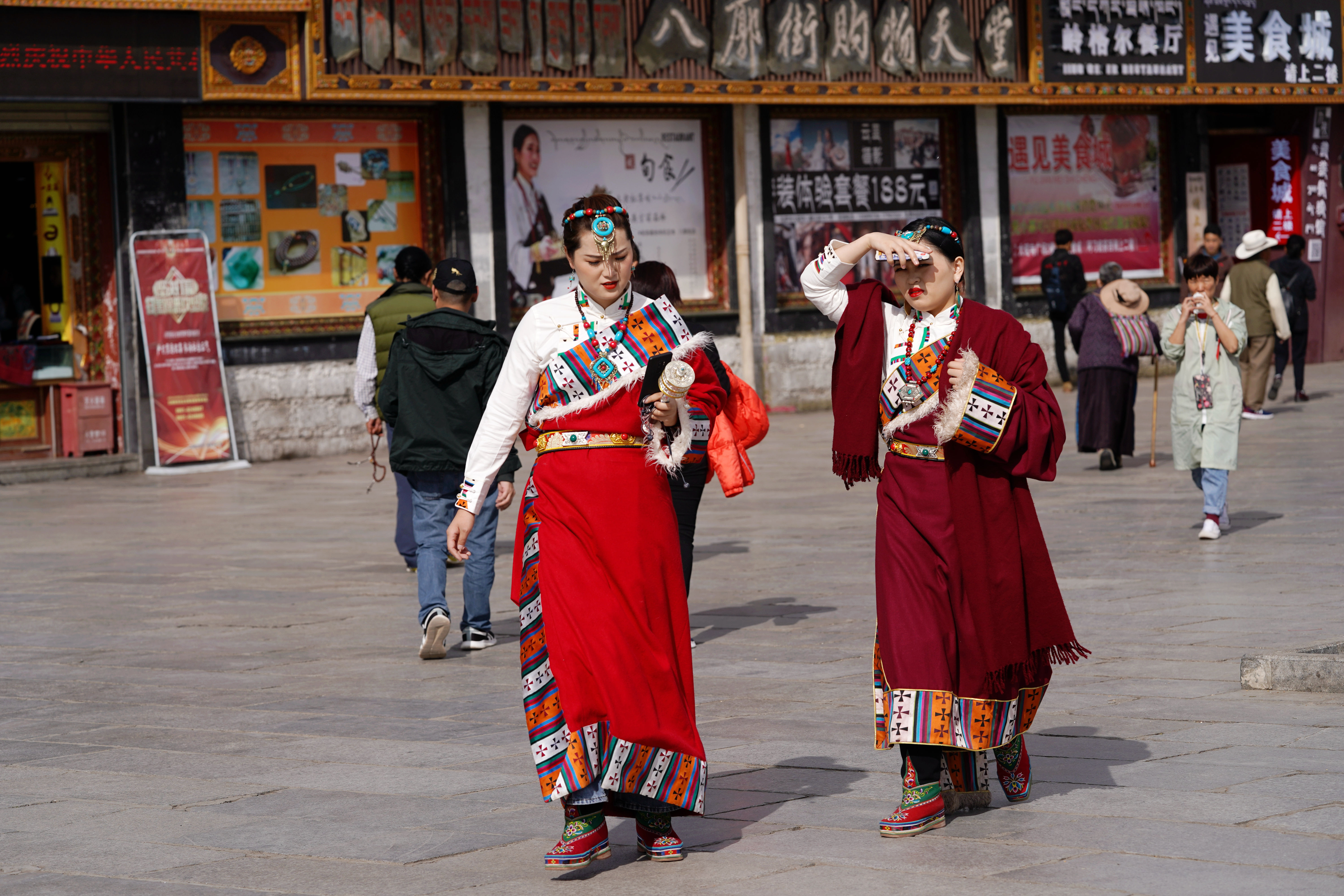 大昭寺|【80天单人单车环藏之旅】观览佛教圣地大昭寺，八廓街猎摄盛装美女