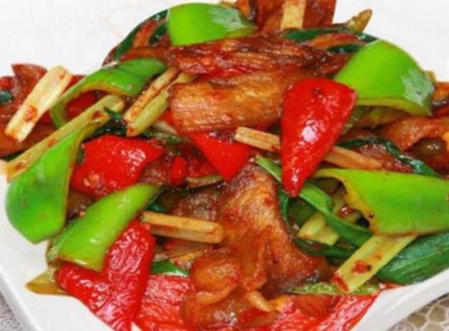 青椒回锅肉，葱烧黄花鱼，香辣胡萝卜丝，青椒炒腊肉