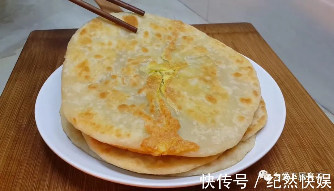 以后鸡蛋饼就这么做,教你简单做法,个个鼓大泡,一次成功不失败