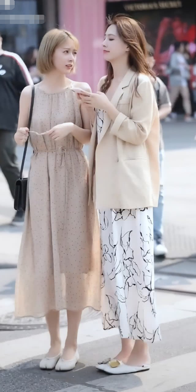 肩膀|闺蜜街拍两人都穿仙女裙,右边因穿了件外套,输给了左边
