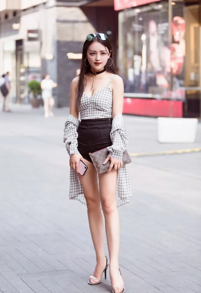 女性好身材搭配高跟鞋, 显得时尚又优雅