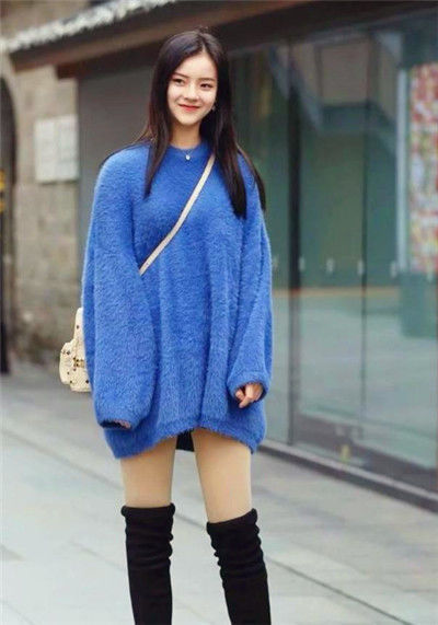 街拍：一笑千金的小姐姐，一件露肩衣搭配短裤，女人韵味十足