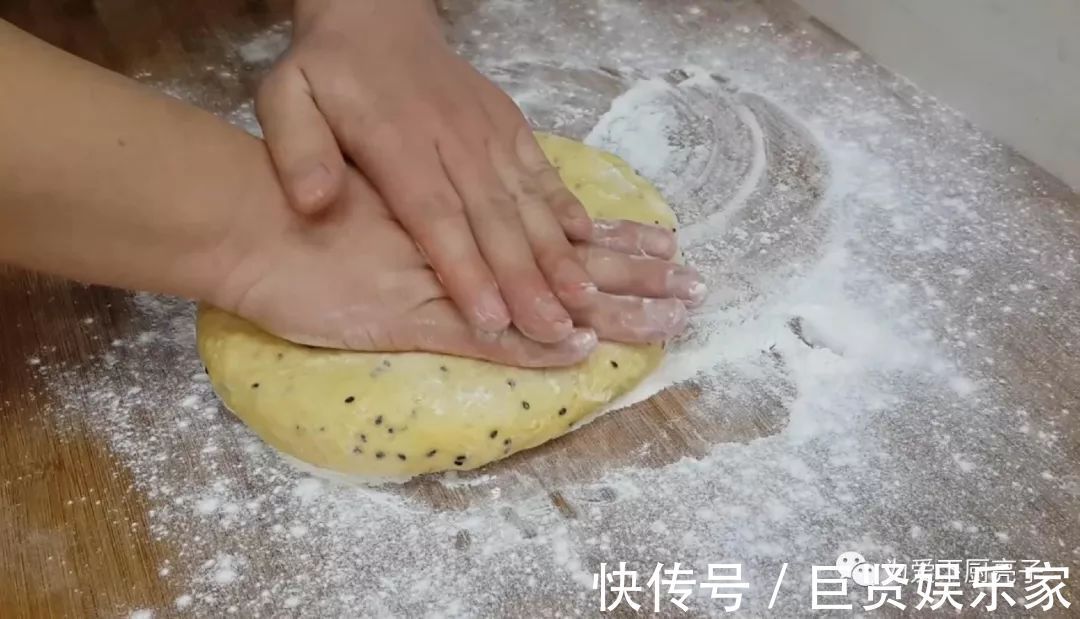 1斤面粉,4个鸡蛋,锅里炒一炒,教你做创意小零食,比麻花都好吃
