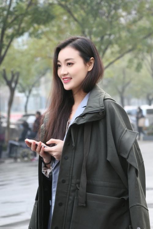 街拍皮肤白皙的小姐姐,恬美可人的笑容不知道会迷倒多少人