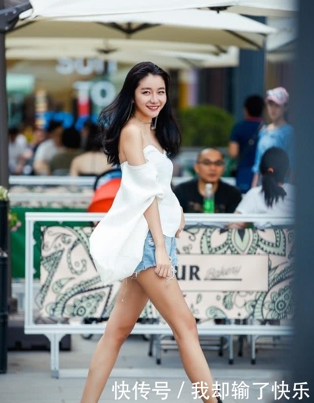 活力|街拍:小姐姐活力四射的穿搭与迷人的气质相呼应,展示出不一样的