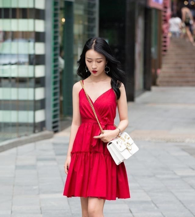 路人街拍,小姐姐戴一副粉色太阳镜,增添了时尚的气息