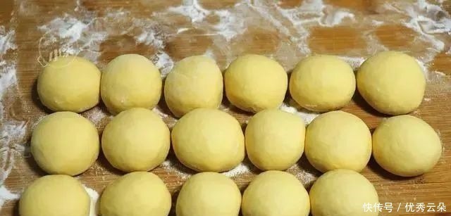 偷学老阿姨水烙玉米饼,不用一滴油,一次烙20张,比煎饼还好吃!