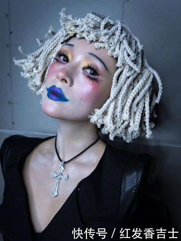 女人涂口红时,这3个“坏习惯”不改,口红再贵还是会掉色沾杯