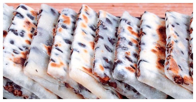 红豆饼不一样的做法，外面根本买不到，简单又好吃，4分钟就出锅