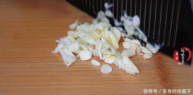 鸡胸肉别再水煮了,教你秘制做法,鲜嫩多汁,肉香四溢,比猪肉香