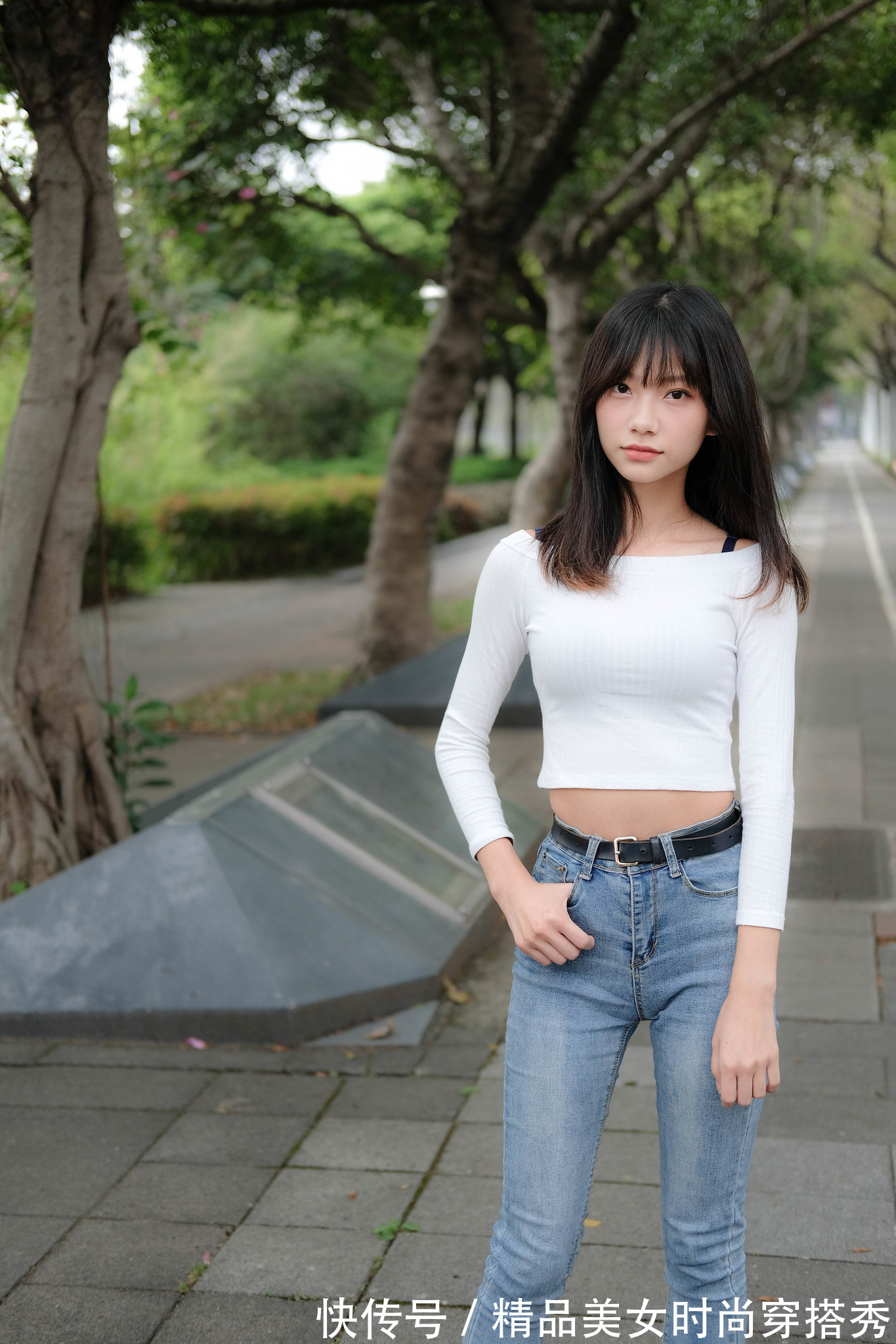 风格|白色针织衫搭配牛仔裤+平底鞋,整体的风格简约又休闲,清爽舒适