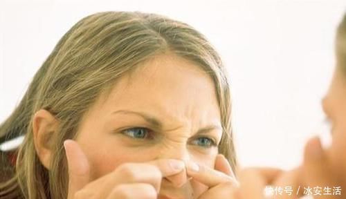 鼻子上黑头去不掉皮肤科医教你1个妙招，轻轻一抹，黑头全出来