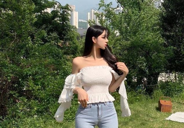 女人|穿起来很酷紧身牛仔裤，富有精致感觉，彰显出性感女人的性感身材