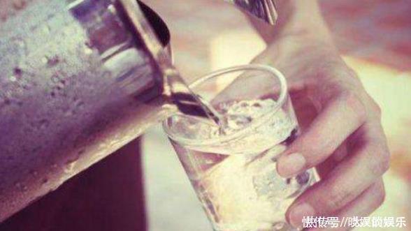 喝水时，一半开水兑一半冷水，对身体有什么影响看完可能涨知识