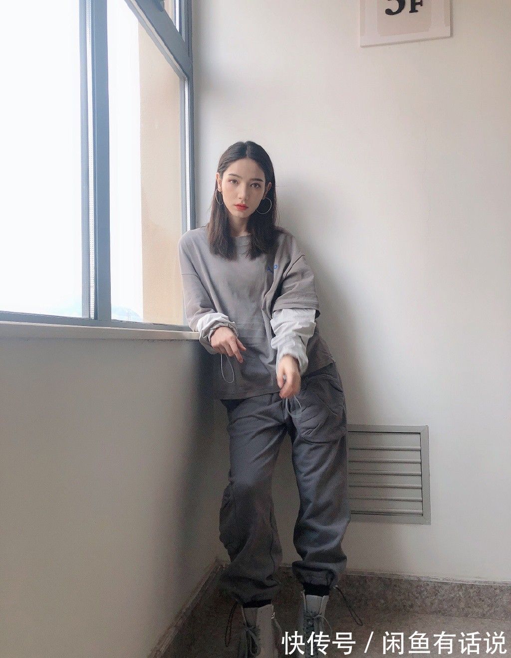 搭配 穿靴子别总配小脚裤,现在流行配“松松裤”,遮肉显瘦明星都上头