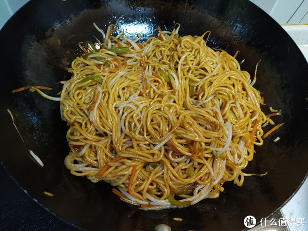 炒面条好吃有技巧，掌握三个诀窍，面条不粘不坨、劲道爽滑