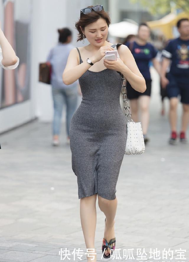 吊带针织浅灰裙,搭配时尚大墨镜,气质迷人