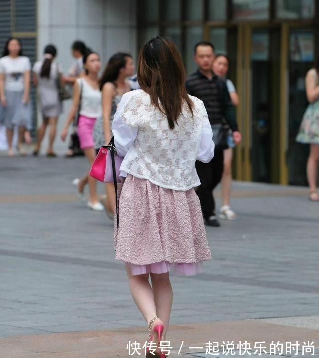 女神范 最舒服的搭配就是美,天蓝色衬衣搭配白色半身裙,简单大方又时髦!