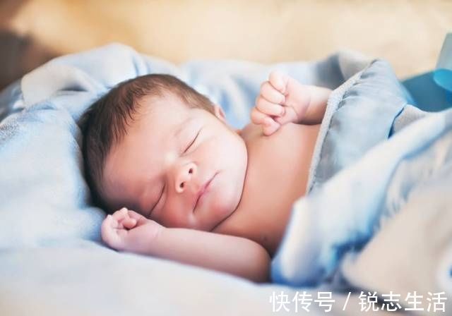 安稳觉|天冷别让孩子这样睡,影响发育,宝宝踢被子怎么办?试试这个办法