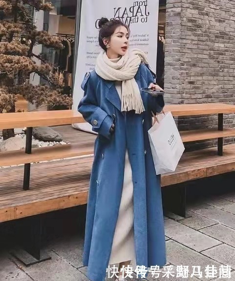 雾霾蓝大衣不流行了,最近大火的“海蓝色大衣”,这样搭配真好看