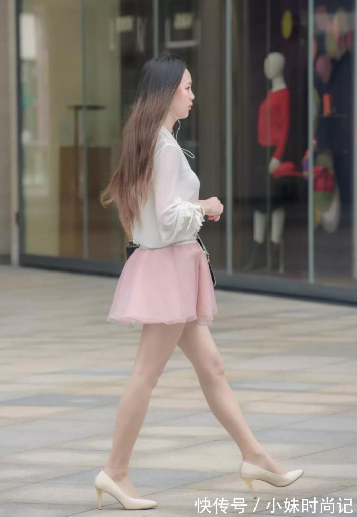 清新|街拍:打扮很清新很靓丽的美女,干净整洁的气质,多了几分淑女气质