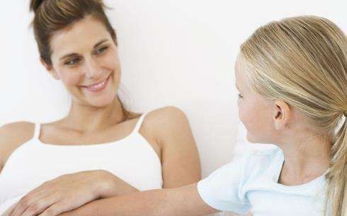 孕妈|孕期,胎儿老踢孕妈肚子,可能是在传递这2个信息,你注意到了吗