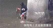 |搞笑GIF： 请原谅我不厚道的笑了 吃饭的时候最好不要看