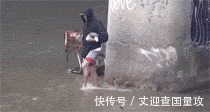 |搞笑GIF: 请原谅我不厚道的笑了 吃饭的时候最好不要看