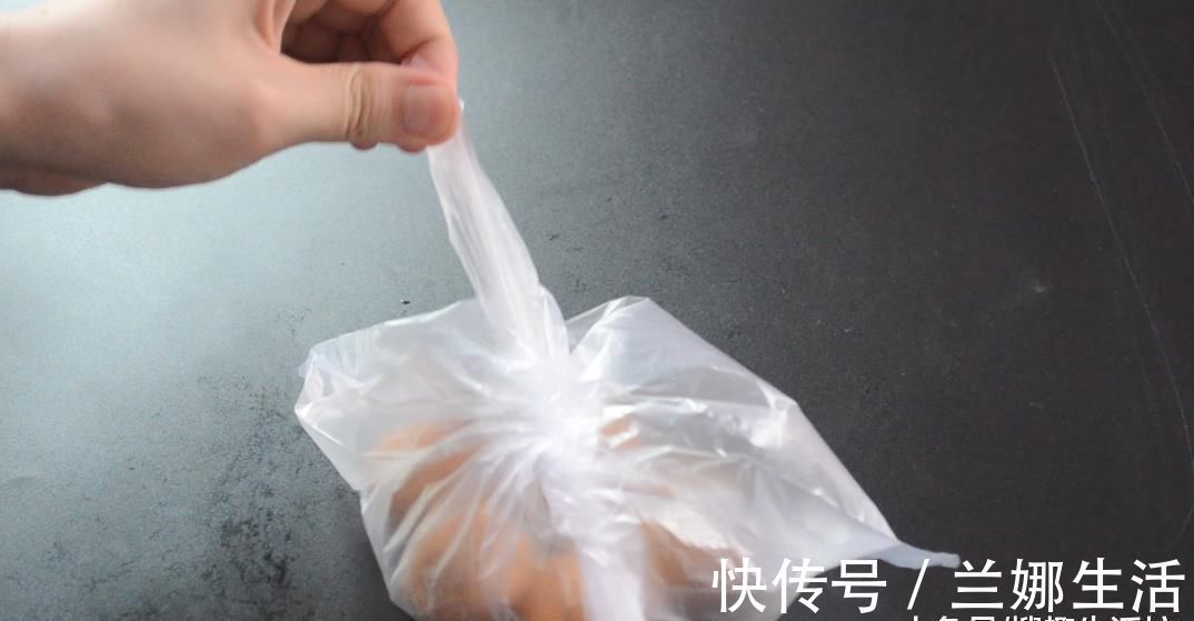 实用|剥核桃谁还用工具剥 聪明的她一个塑料袋就搞定了, 方法简单又实用