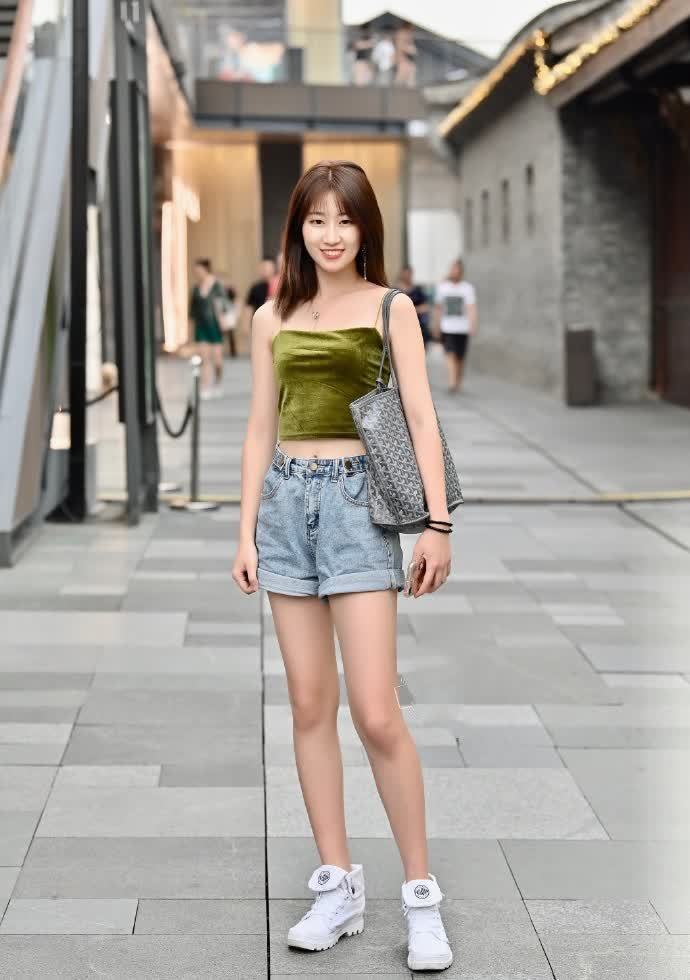 芭娜娜 小姐姐芭娜娜的身材, 真的是太棒了, 很符合她的穿搭!